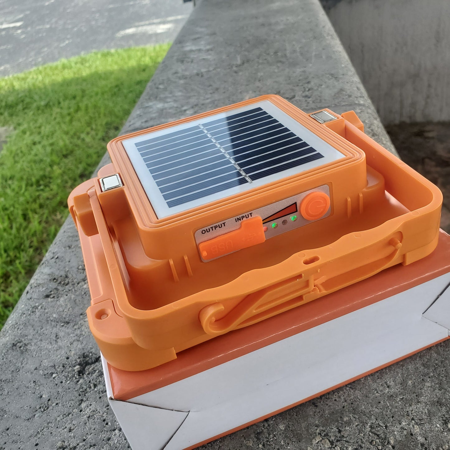 Rechargeable solar lamp